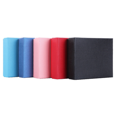 Confezionamento di una scatola regalo di cartone stampata a colori e riciclabile