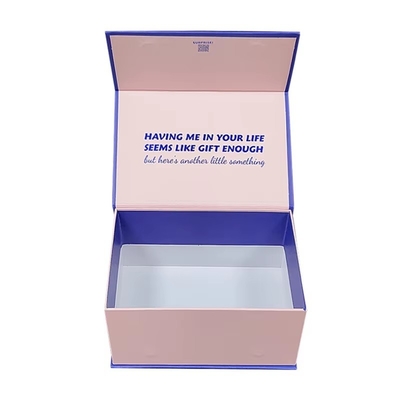 Confezionamento di una scatola regalo di cartone stampata a colori e riciclabile