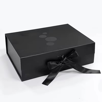 Confezionamento di una scatola regalo di cartone stampata a colori e riciclabile